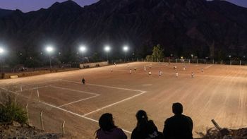 Al pie de los Siete Colores, una cancha iluminada