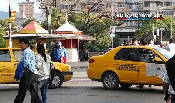 Taxistas cortan puentes y reclaman que se termine con el transporte ilegal