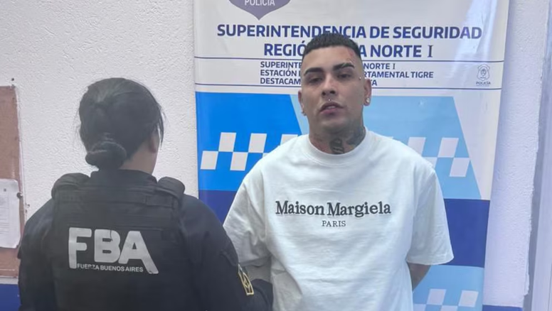 Detuvieron al cantante Callejero Fino con un arma de guerra ilegal