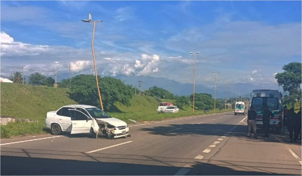 Terrible choque en Palpalá: perdió el control e impactó contra poste