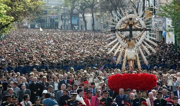 Las imágenes del Señor y la Virgen del Milagro recorren las calles de Salta