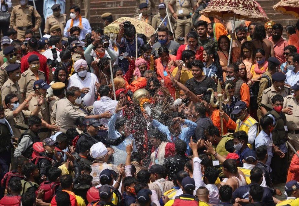 Miles de hindúes en el baño ritual en el río Ganges, a pesar de la pandemia
