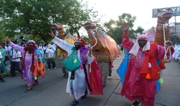 Los Reyes Magos repartieron golosinas y alegría a los más pequeños