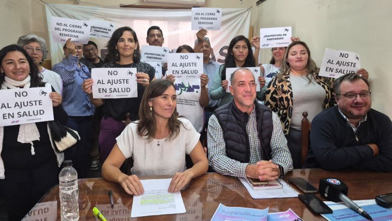 Indignados con el ajuste, profesionales exigen recomposición salarial