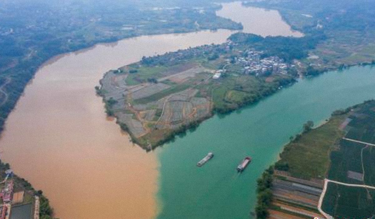 VIDEO: La fusión de dos ríos crea una curiosa frontera bicolor al sur de China