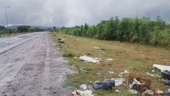 Se formó un micro basural en el derivador de Ruta 66 y Ruta 1