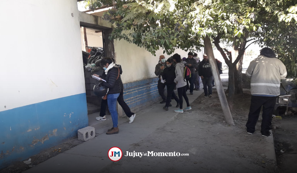 Largas filas por la constancia policial para justificar la falta al trabajo