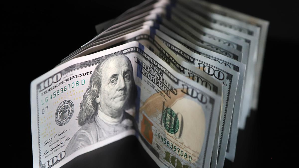 El dólar blue frenó escalada, cedió y terminó debajo de los $1.050