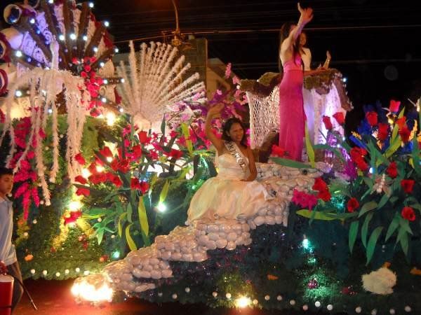 El cuarto desfile recibió a las reinas del interior y de otras ediciones de la FNE