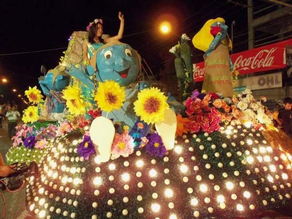 El cuarto desfile recibió a las reinas del interior y de otras ediciones de la FNE