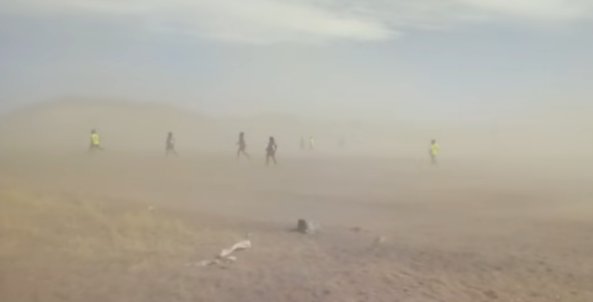 Intensos vientos azotaron a Abra Pampa: igual jugaron al fútbol