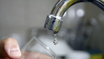 Varios barrios capitalinos afectados por cortes de agua