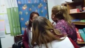 Reclamo de padres en un colegio terminó con intervención policial y asistencia a una docente