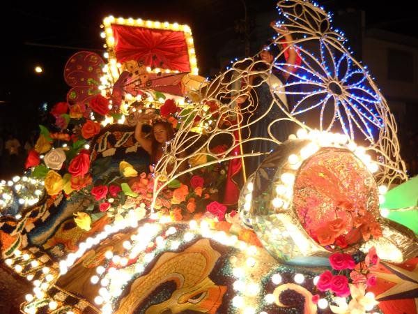 El cuarto desfile recibió a las reinas del interior y de otras ediciones de la FNE