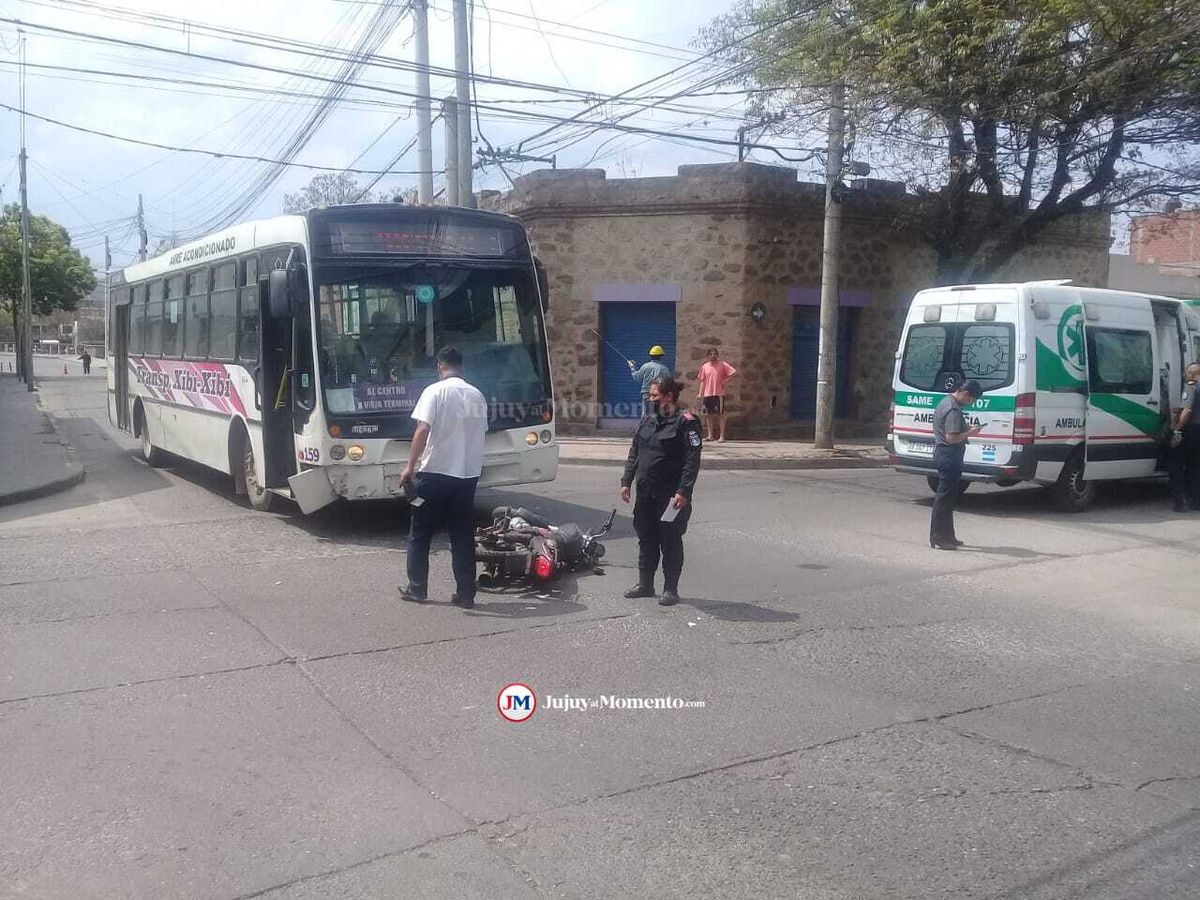 Fuerte choque en Cuyaya: moto impactó contra un colectivo