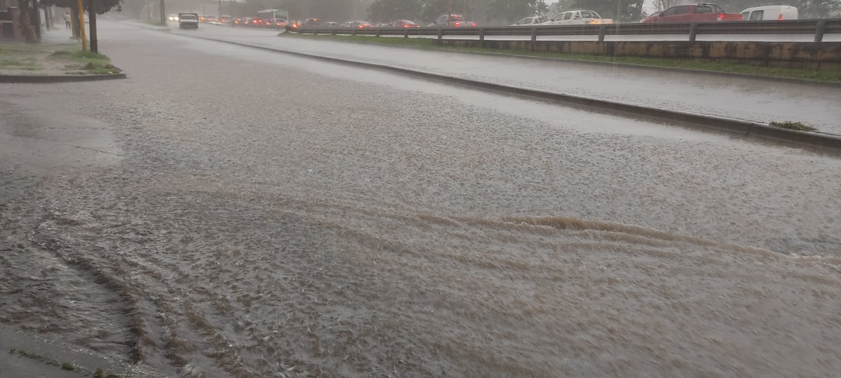 Calles anegadas y barrios inundados, la tormenta hizo estragos en la Capital