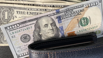 El dólar oficial subió por segunda rueda consecutiva y cerró al filo de los $1.400