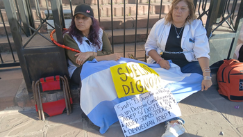 Docentes jujeñas se encadenaron en Casa de Gobierno