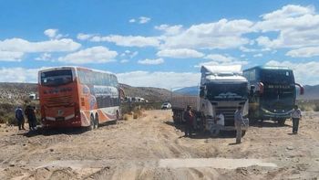 Violento choque en la Puna: un colectivo con 27 pasajeros colisionó contra un camión