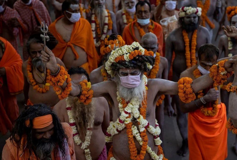Miles de hindúes en el baño ritual en el río Ganges, a pesar de la pandemia