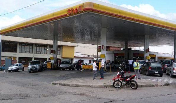 Continúa la polémica por la tasa de combustible