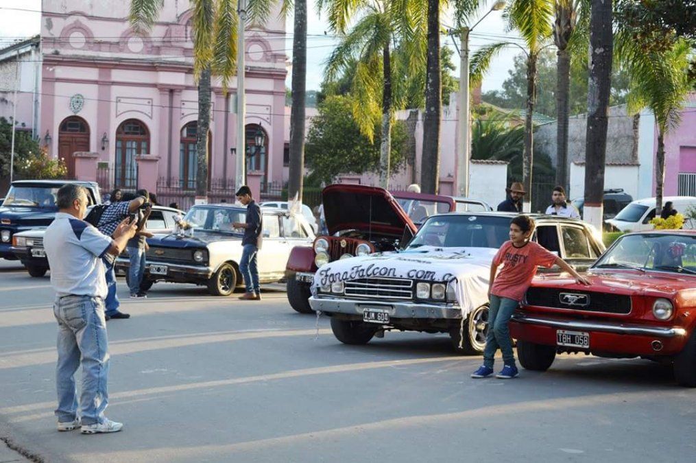 Movida solidaria para los amantes de los autos clásicos: caravana en El Carmen
