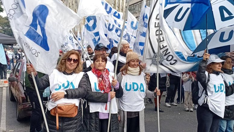 UDA rechaza el cierre de paritarias y reclama un bono de $300.000 para la docencia