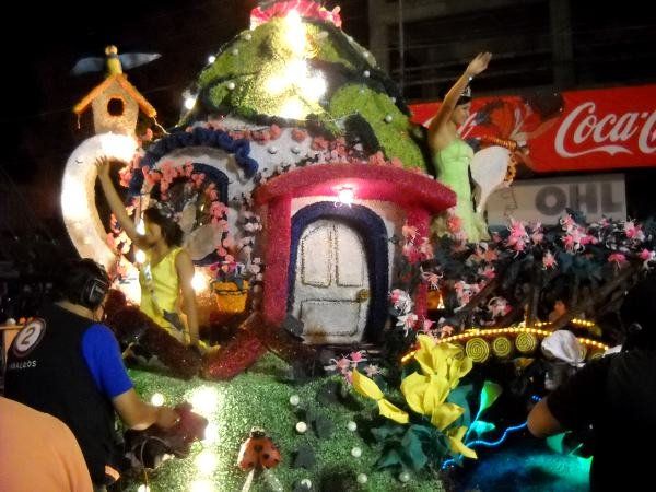 El cuarto desfile recibió a las reinas del interior y de otras ediciones de la FNE