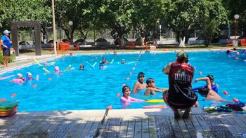 El Club Santo Domingo comenzó su temporada de verano con clases de Natación