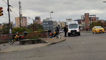 Escaparon de un control, derraparon y la mujer huyó abandonando a su compañero