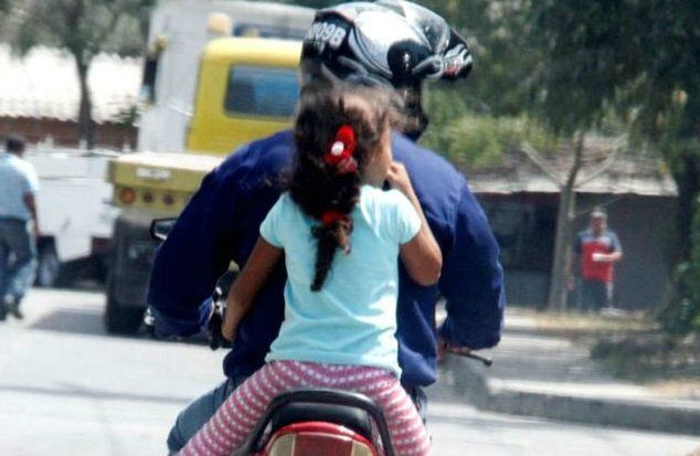 Una ley prohíbe a menores de ocho años en moto, pero no se cumple