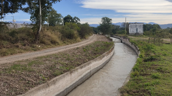 Vecinos alertan sobre los peligros de un canal en Sargento Cabral
