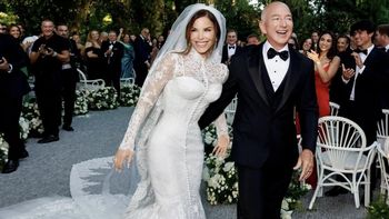 La boda de Jess Bezos terminó con un baile de máscaras y protestas