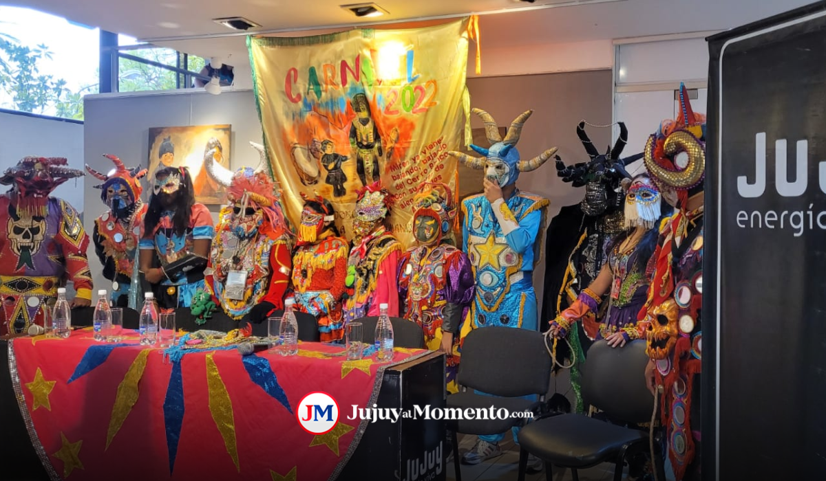 Más de 300 disfrazados llegan a Yala para la Bajada de los Diablos