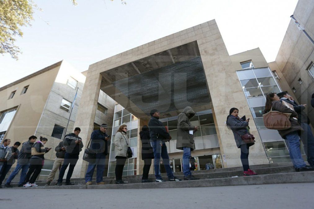 Docentes realizan largas filas para presentar documentación en Junta