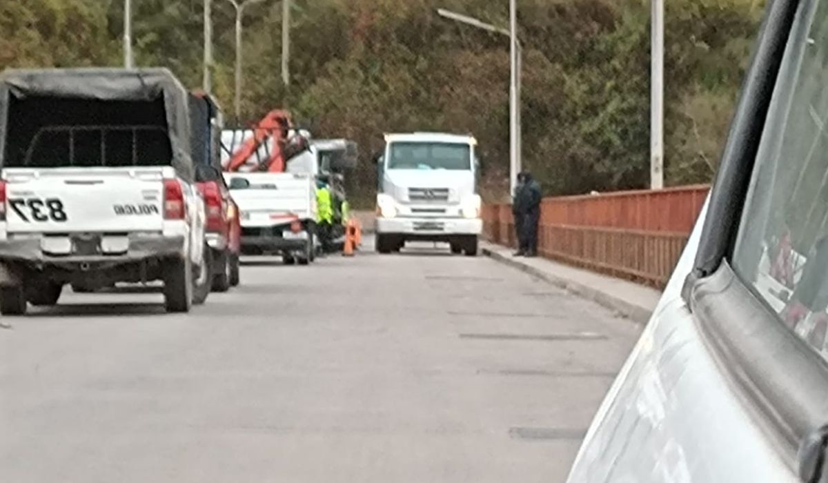 Un camión volcó en el puente del dique Los Alisos