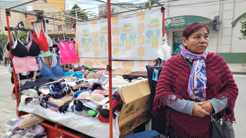 Vendedora ambulante dice estar hace 30 años y que ahora el municipio la quiere sacar