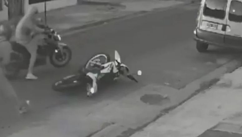 Motochorros colisionaron a una mujer en Alto Comedero para robarle el celular