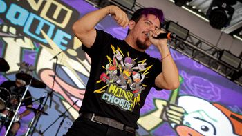 Emmanuel Choque la rompe reversionando canciones infantiles en rock