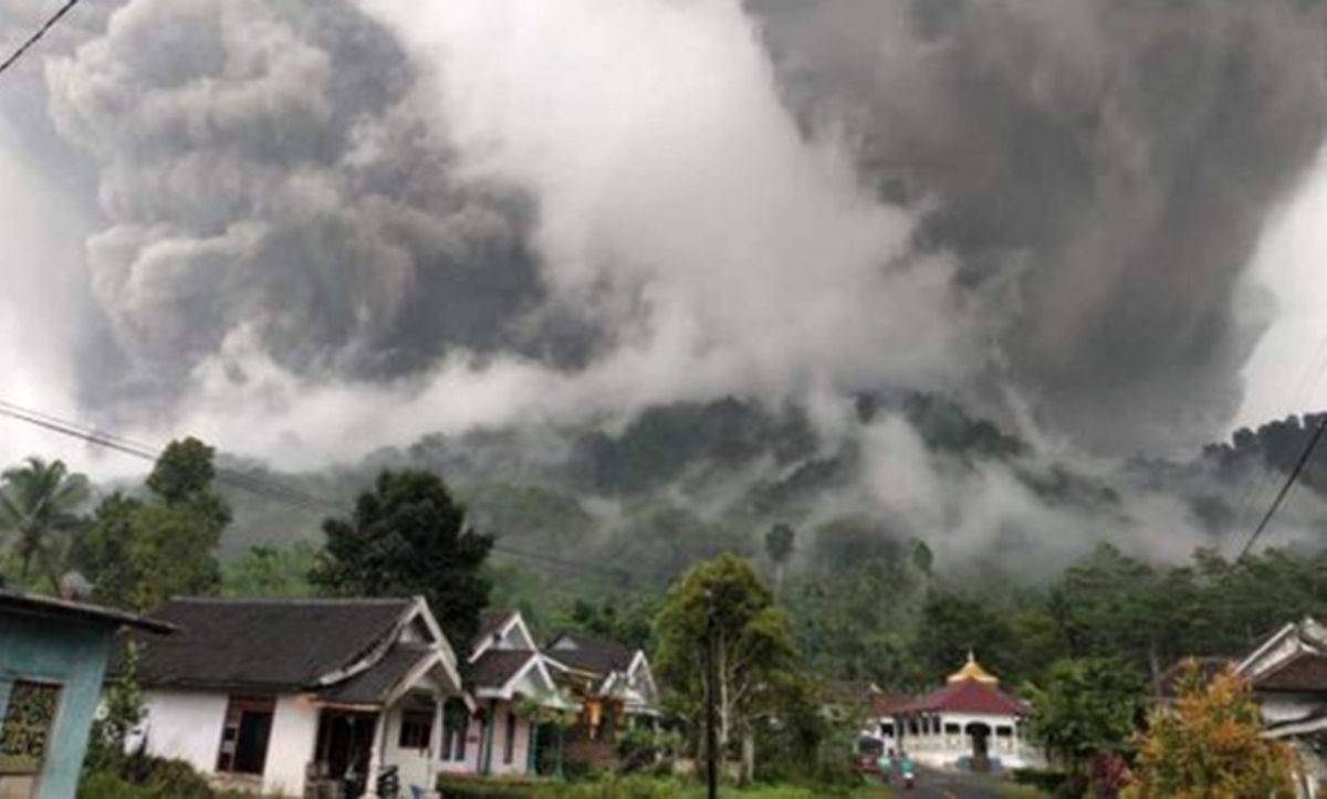 Feroz y repentina erupción de un volcán en Indonesia: hay 13 muertos