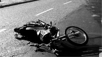 Ruta 52: motociclista brasileño murió tras derrapar y chocar contra pilares de cemento
