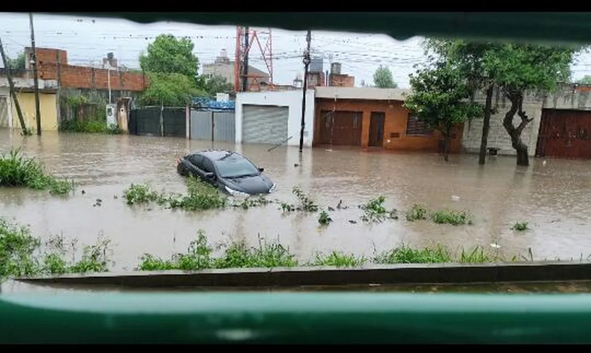 Viviendas inundadas, caída de postes y autos chocados, el saldo de la tormenta