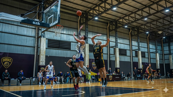 El Carmen Básquet golpeó primero y quedó a un paso de cuartos de final