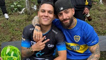 La reacción de Maluma al recibir la camiseta de Boca