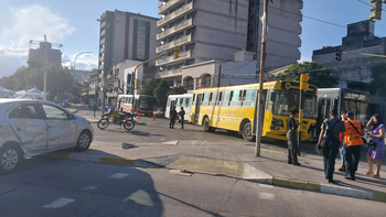 Fuerte choque entre un auto y un colectivo