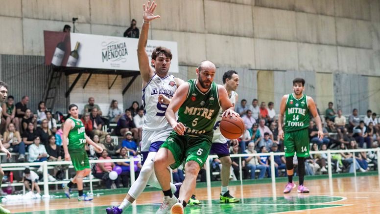 Con Llarena encendido, El Carmen Básquet sigue firme en la cima