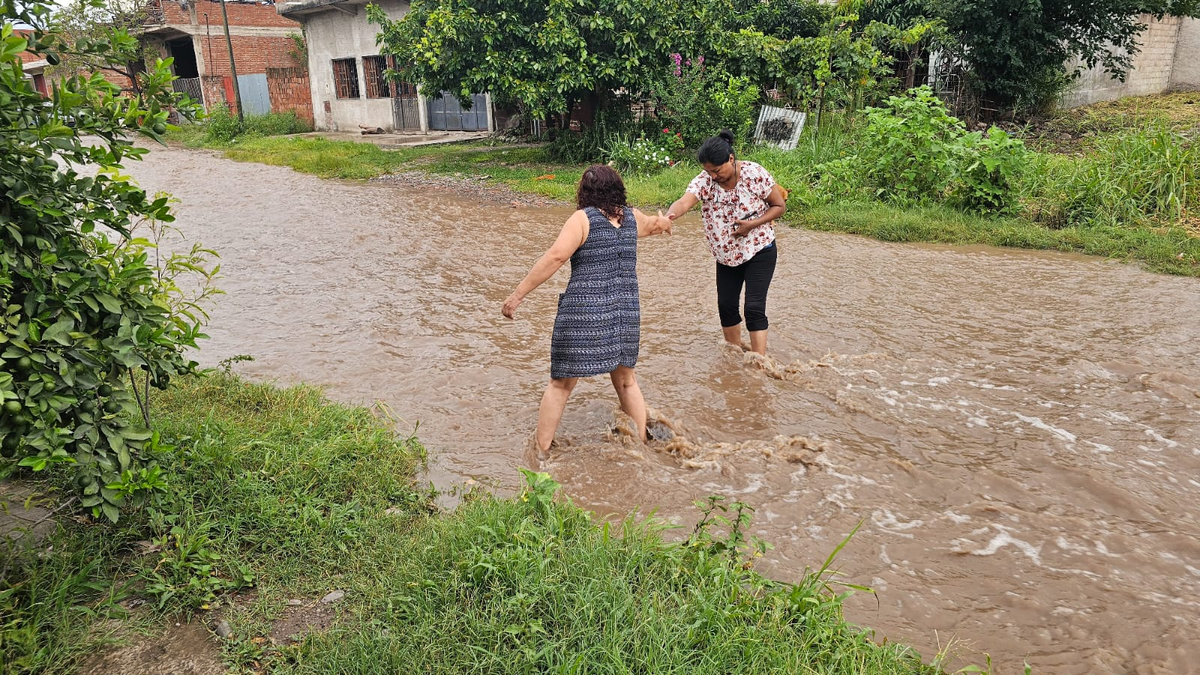 Diluvio y calles inundadas en el Loteo Nuevo Perico