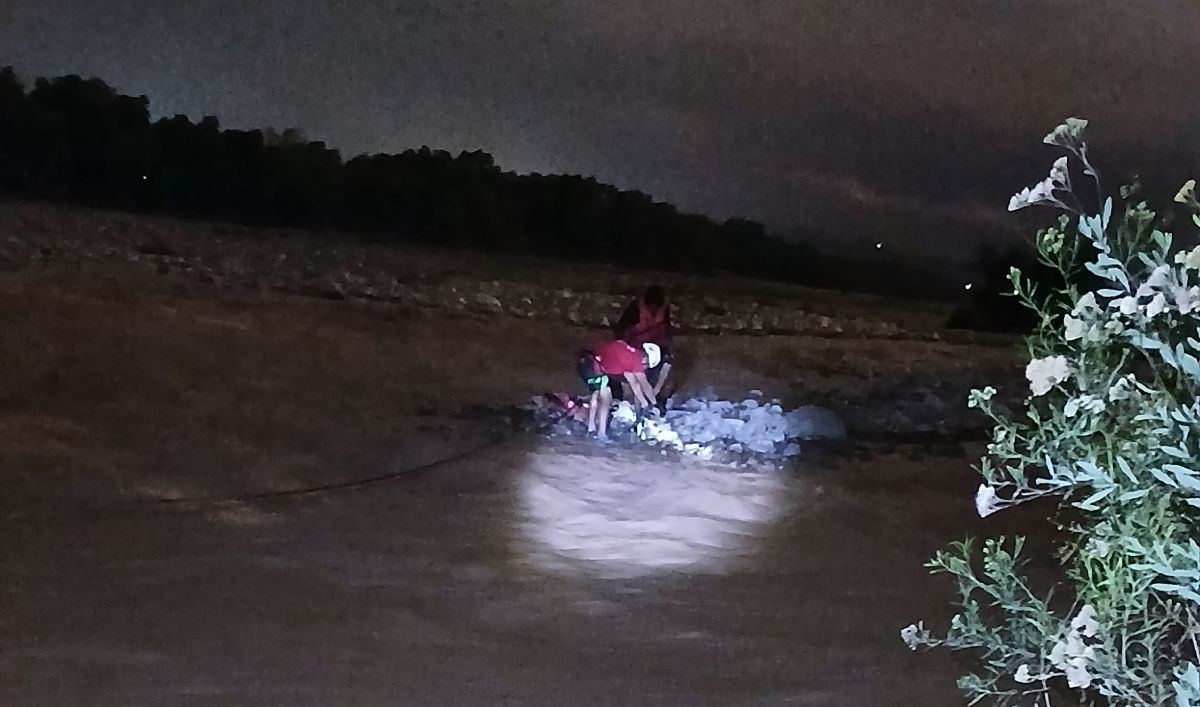 Rescataron a un hombre que había quedado varado en el Río Grande