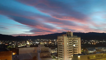Feriado con máxima de 15°C y cielo parcial nublado en la ciudad