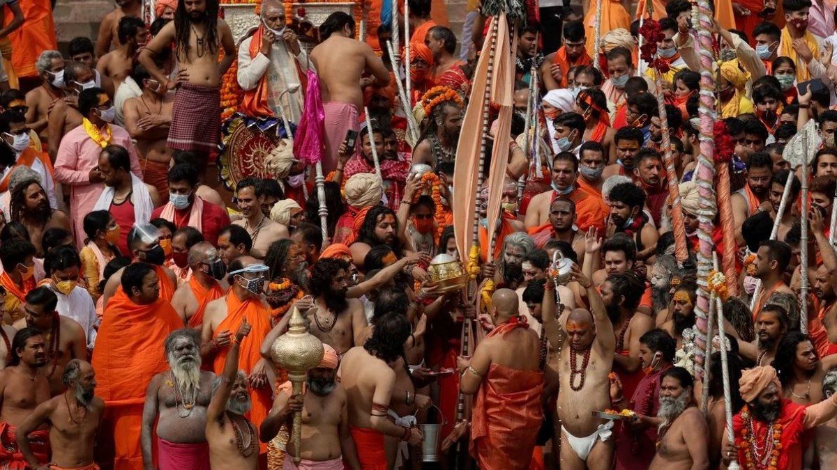 Miles de hindúes en el baño ritual en el río Ganges, a pesar de la pandemia